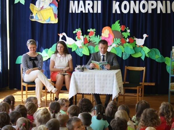 Zdjęcie: Burmistrz czyta przedszkolakom