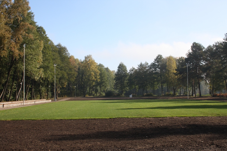 Budowa trawiastego boiska do piłki nożnej wraz ze ścieżką zdrowia w Myszkowie w ramach kompleksu rekreacyjno-wypoczynkowego