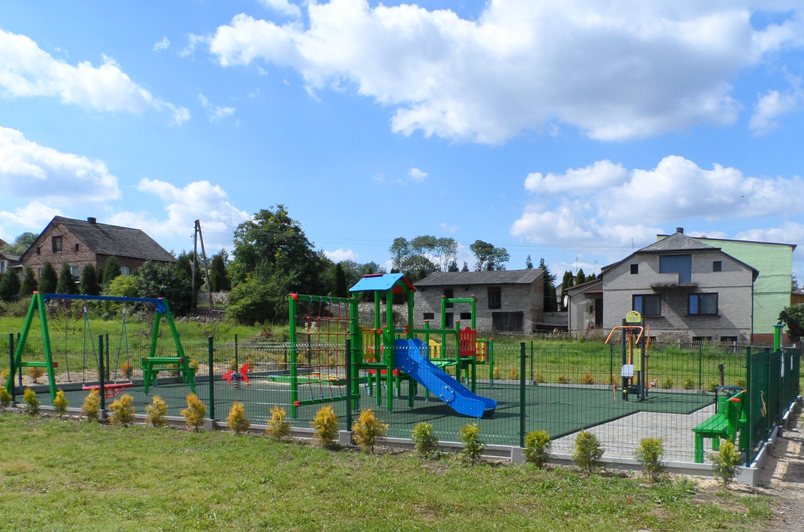 Budowa placu zabaw dla dzieci w Będuszu